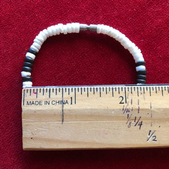 Hawaiian puka shell bracelet. - Picture 2 of 3